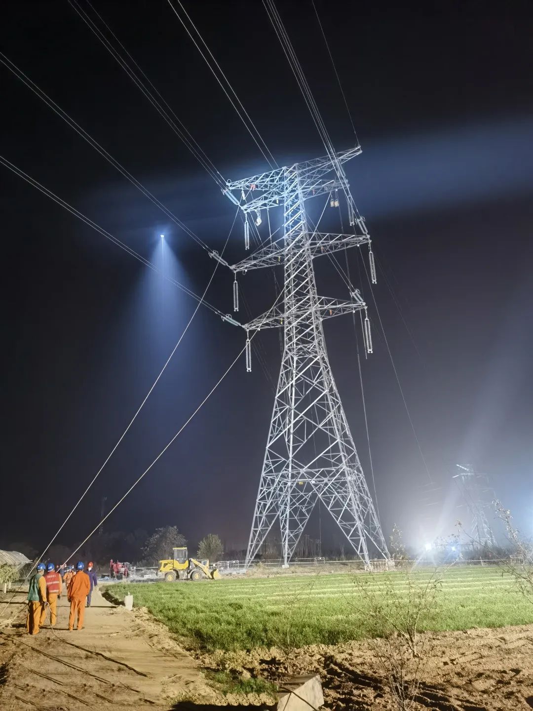 系留無人機(jī)照明系統(tǒng)在陜西電網(wǎng)渭南市潼關(guān)縣輸變電工程亮相-.